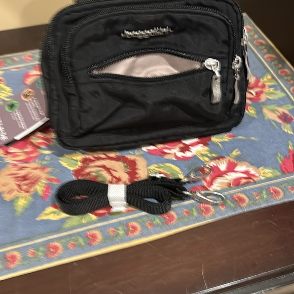 Baggallini Triple Zip Crossbody Belt Hip bag Black w/Sand lining silver hardware - Picture 8 of 14